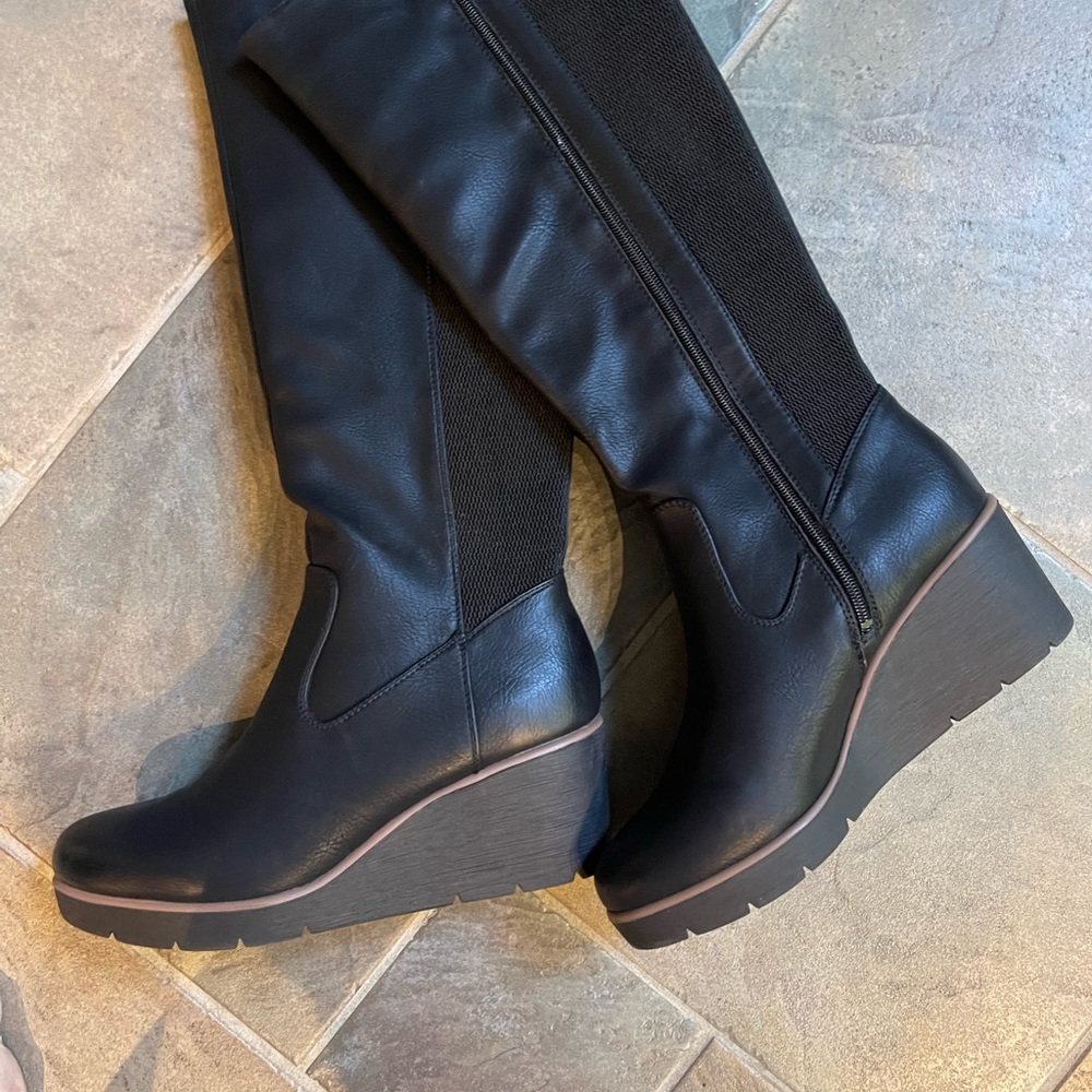 Soul Naturalizer wedge boot. Size 10